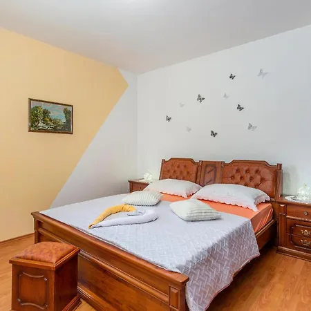 Stunning In Nenadici With Wifi Apartment Bajcici