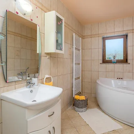 Apartment Stunning In Nenadici With Wifi