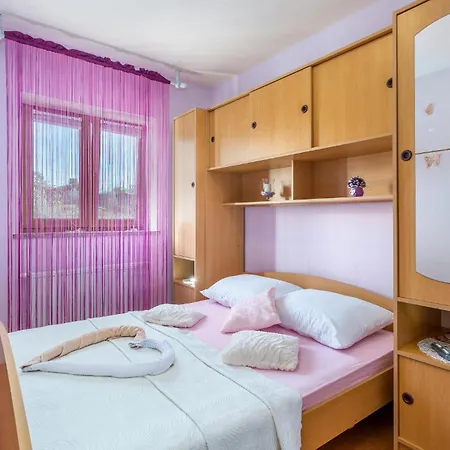 Stunning In Nenadici With Wifi Διαμέρισμα